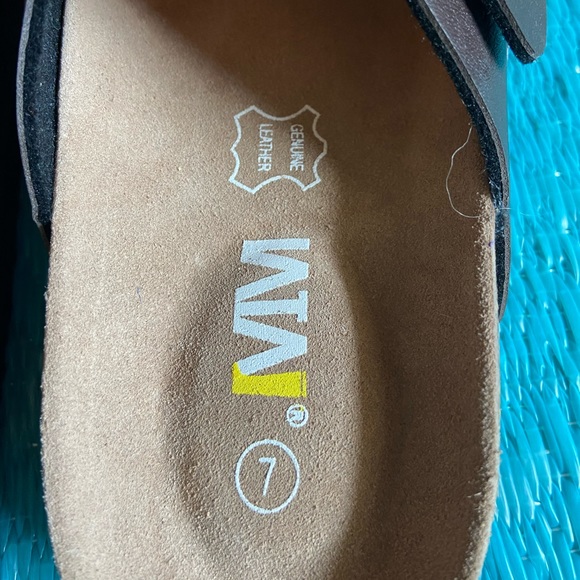 Sandals - Picture 8 of 8